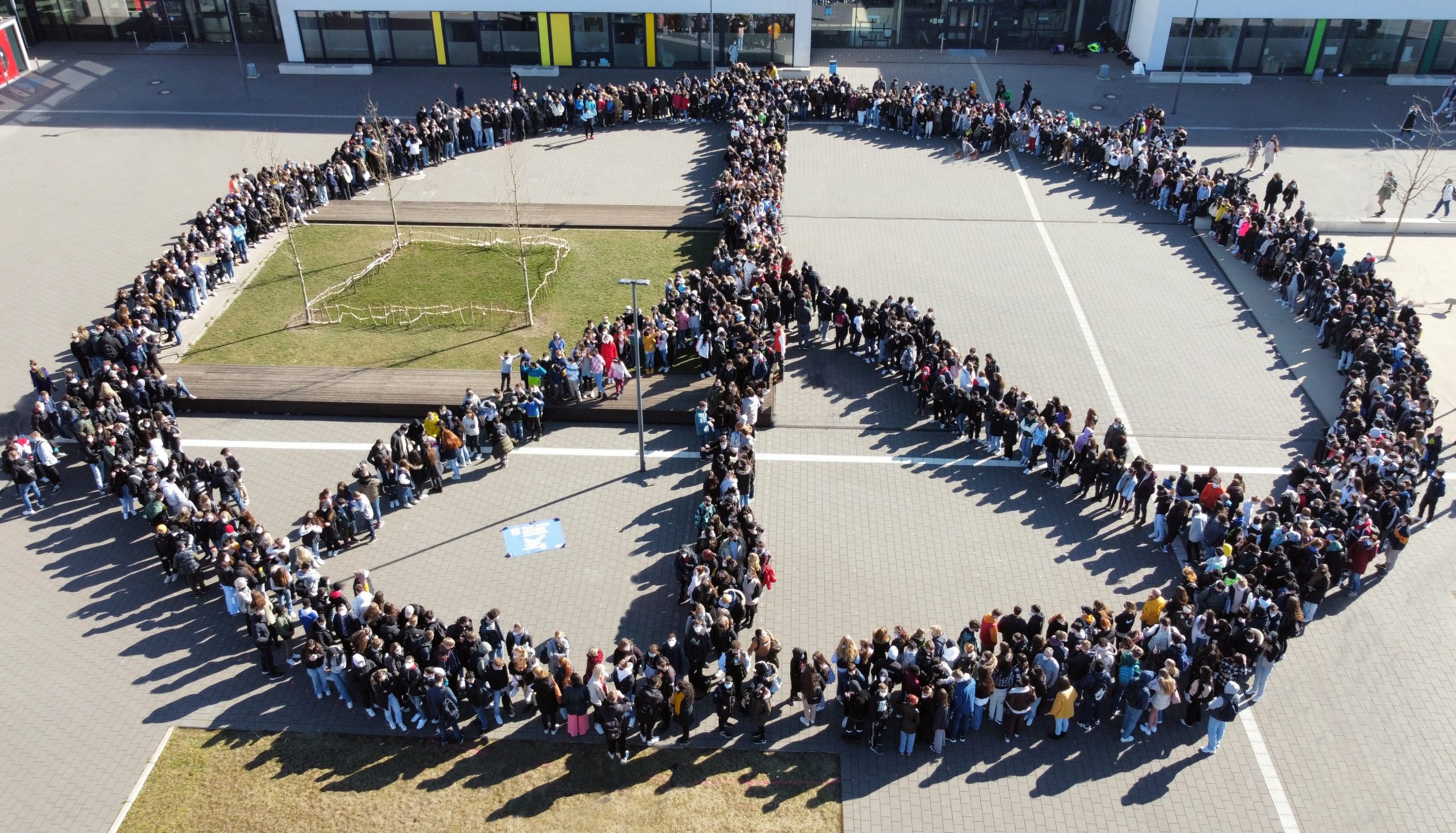 Friedensaktion anlässlich des russischen Einmarsches in die Ukraine am Europatag unserer Schule im März 2022