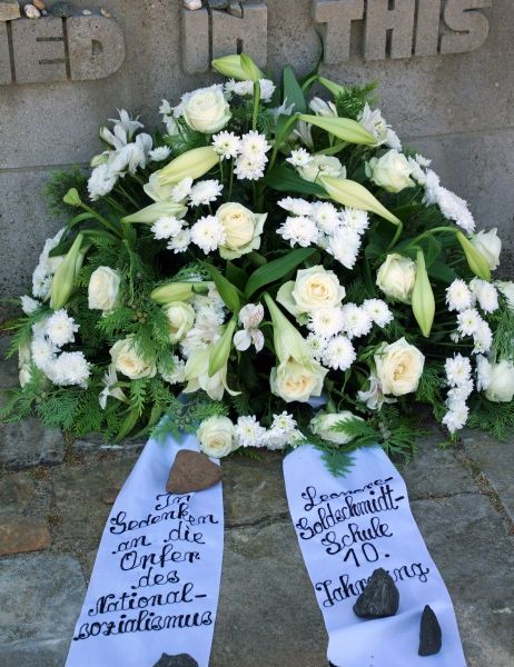 Kranzniederlegung in Bergen-Belsen