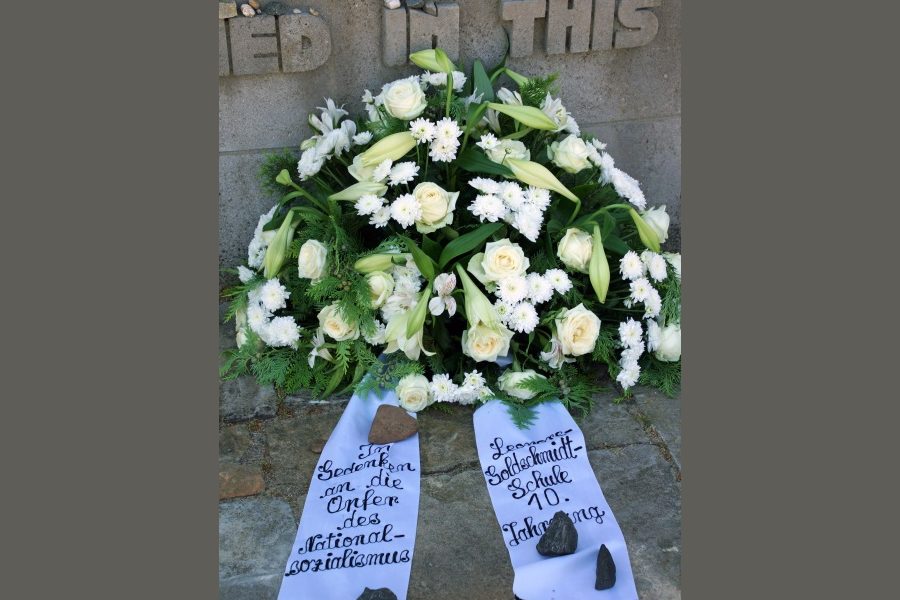 Kranzniederlegung in Bergen-Belsen