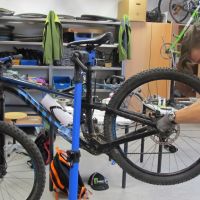 Schüler reparieren ein Fahrrad in der Fahrradwerkstatt Schüler reparieren ein Fahrrad in der Fahrradwerkstatt