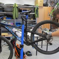 Schüler reparieren ein Fahrrad in der Fahrradwerkstatt Schüler reparieren ein Fahrrad in der Fahrradwerkstatt