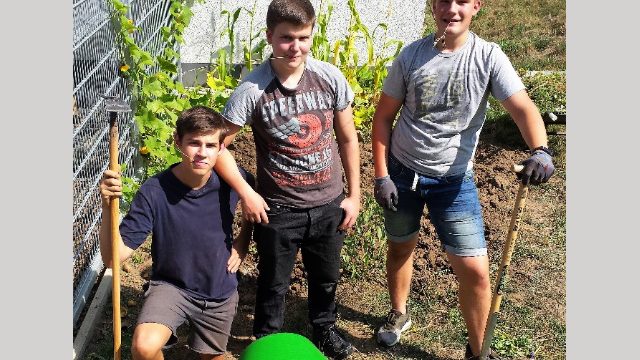 Bei der Arbeit im Schulgarten Bei der Arbeit im Schulgarten