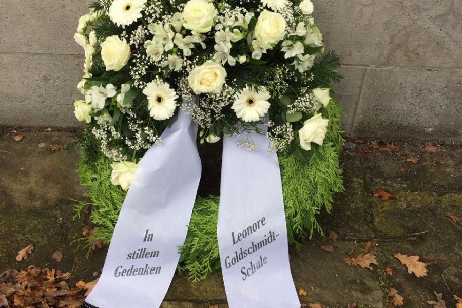 Kranzneiderlegung in Bergen-Belsen