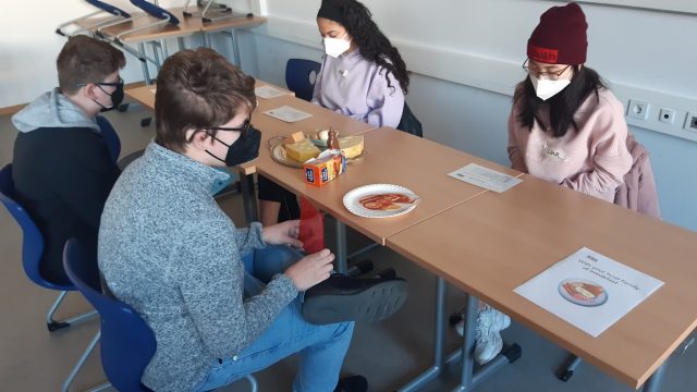 Schülerinnen des 11. und 12. Jahrgangs veranstalten für den 8. Jahrgang das "Sprachendorf"