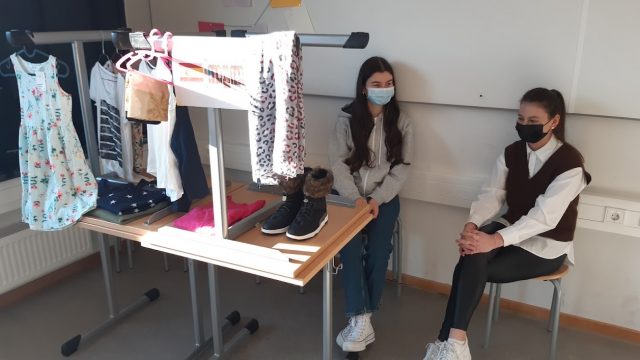 Schülerinnen des 11. und 12. Jahrgangs veranstalten für den 8. Jahrgang das "Sprachendorf"